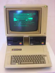 Apple_IIe_+_Disk_II_drives_+_Apple_Monitor_II